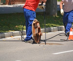 trabajando en una alcantarilla